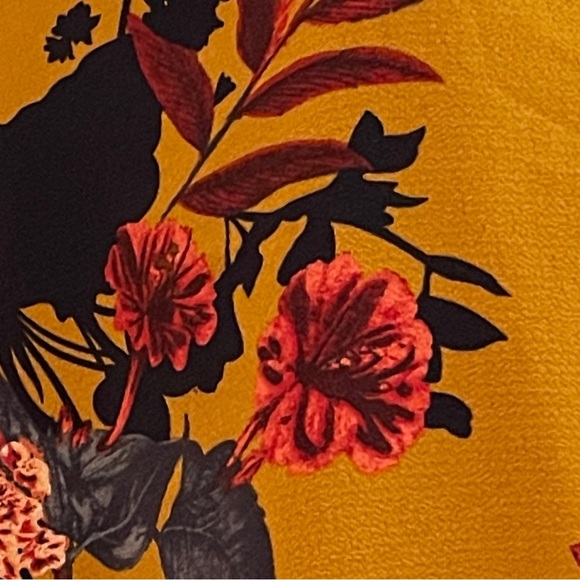 Beautiful Floral Top w/Tie at Waist - Picture 2 of 2